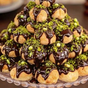 Chocolate profiterole with Pictachio