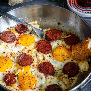 Sujuk with eggs